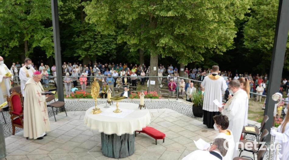 Altar mit Bischof