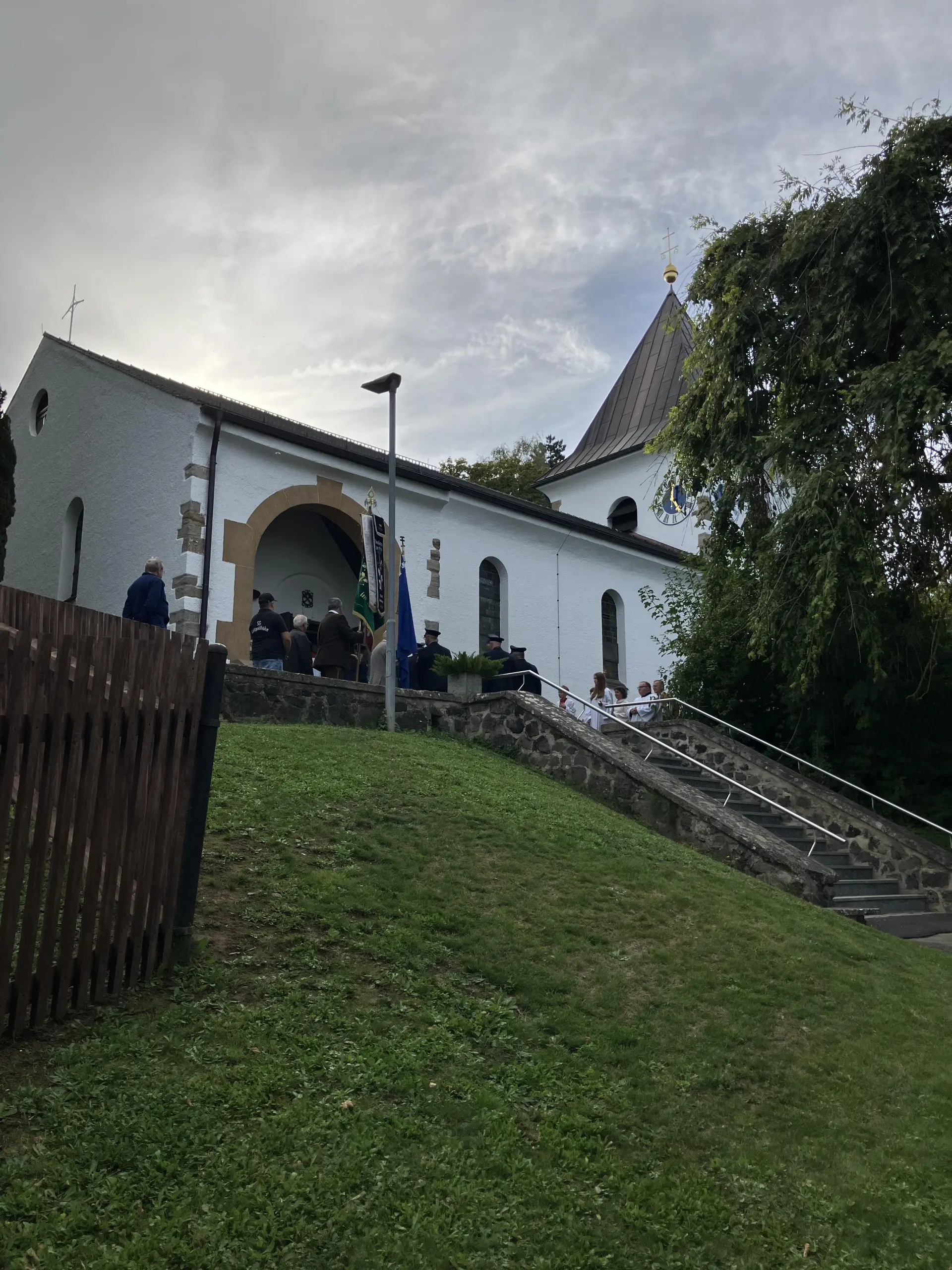 Foto v.Außen mit Fahnenabordnung