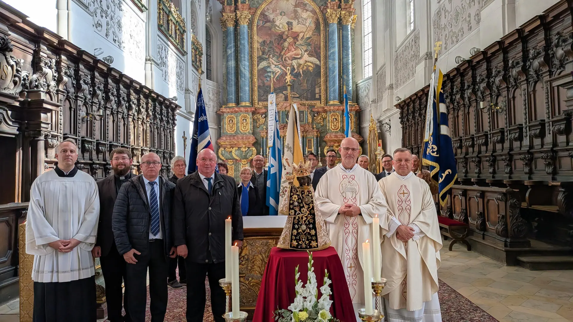 Gruppenfoto mit Madonna